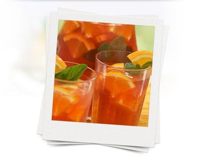 Tropische punch in glas met sinaasappelschijf